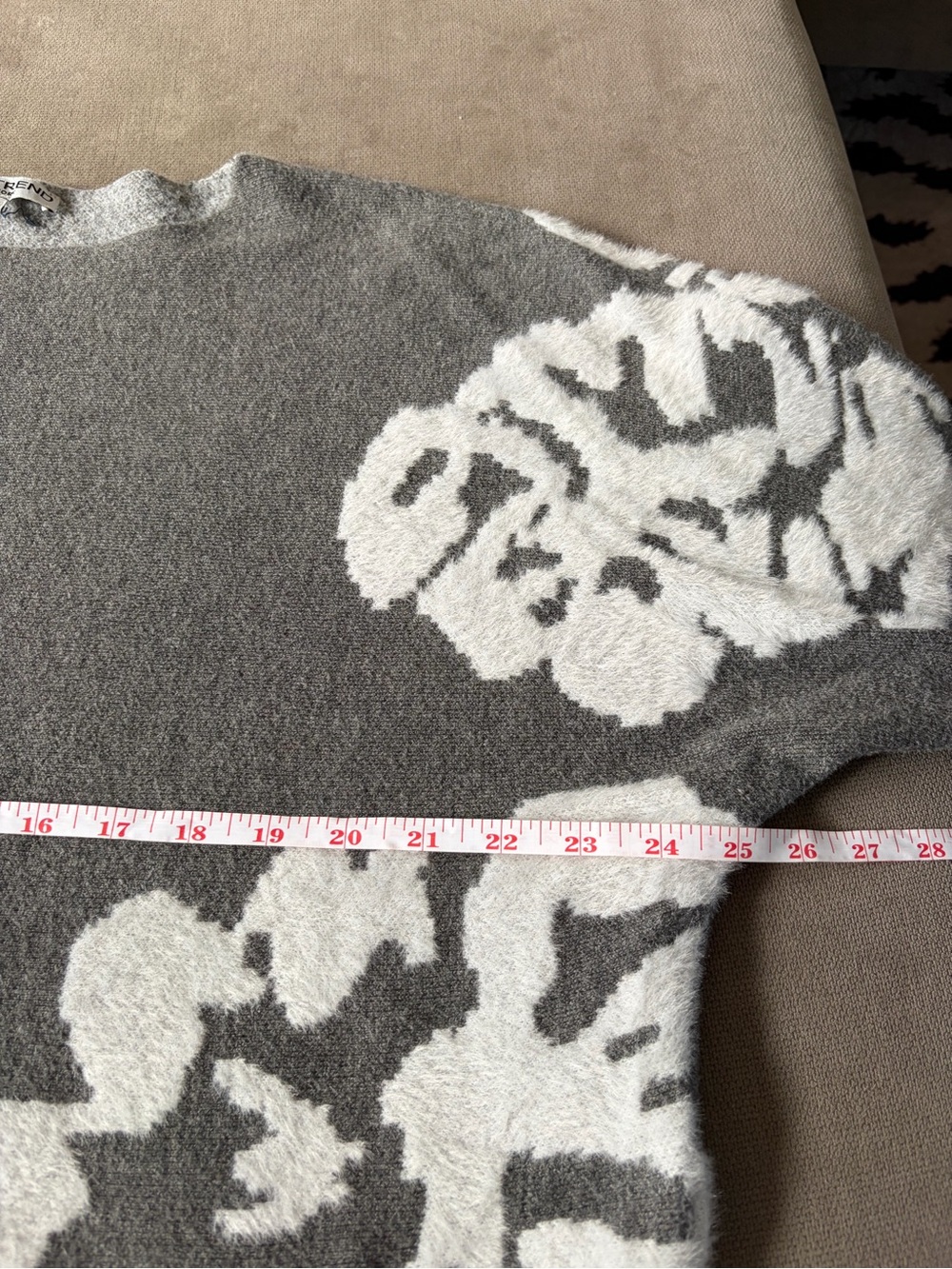 LoveTrend New York 1X Floral Sweater Gray White Oversized Abstract Knit Pullover - Picture 5 of 7